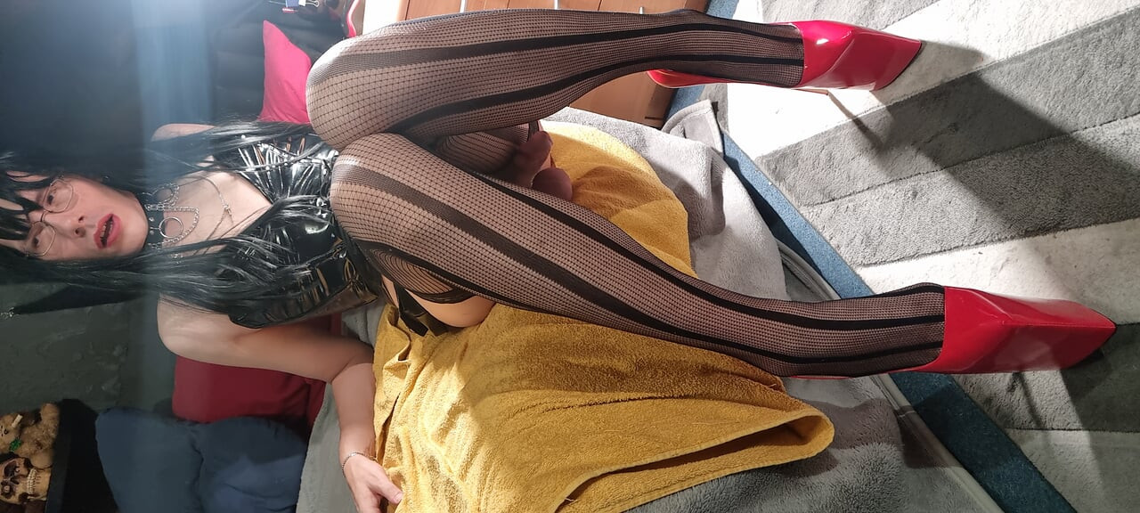 Langbenige sissy die haar nieuwe hoge hakken inloopt XxX