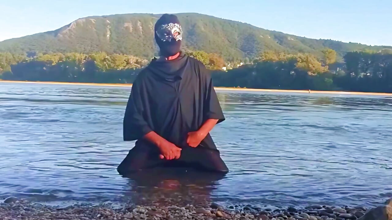射在大河里