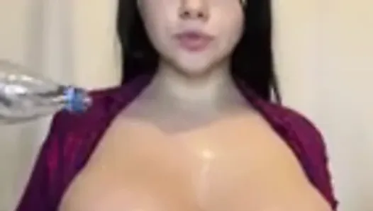 More boobs (Mas tetas)