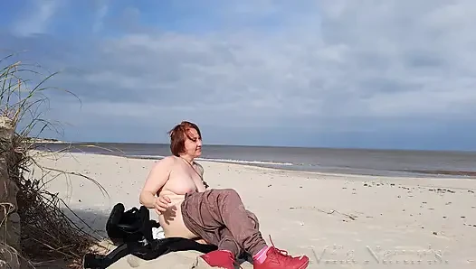 Bir motorcu kız vahşi bir plajda soyunuyor ve mastürbasyon yapıyor.