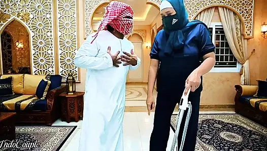 Ein schöner muslimischer Hijab-Boss will, dass ich in Saudi-Arabien den winzigen Schwanz einer Haushälterin ficke