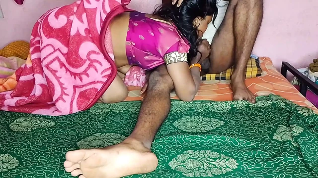 Dehati Bhabhi ji Ko AkeLi Thi Ghar Me Maje Se Bohat PeLa