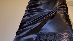 Falda de satén líquido negro con medio deslizamiento de satén negro