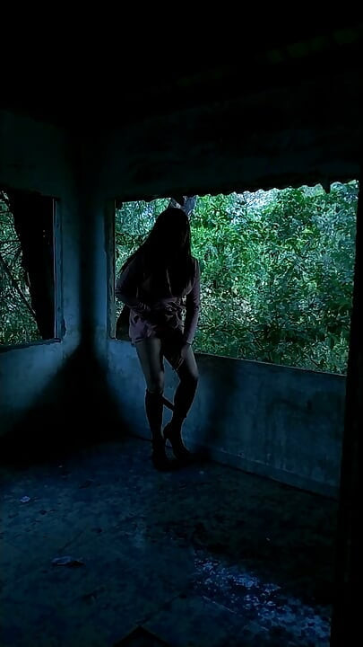 I came across an abandoned house and went inside to investigate.
