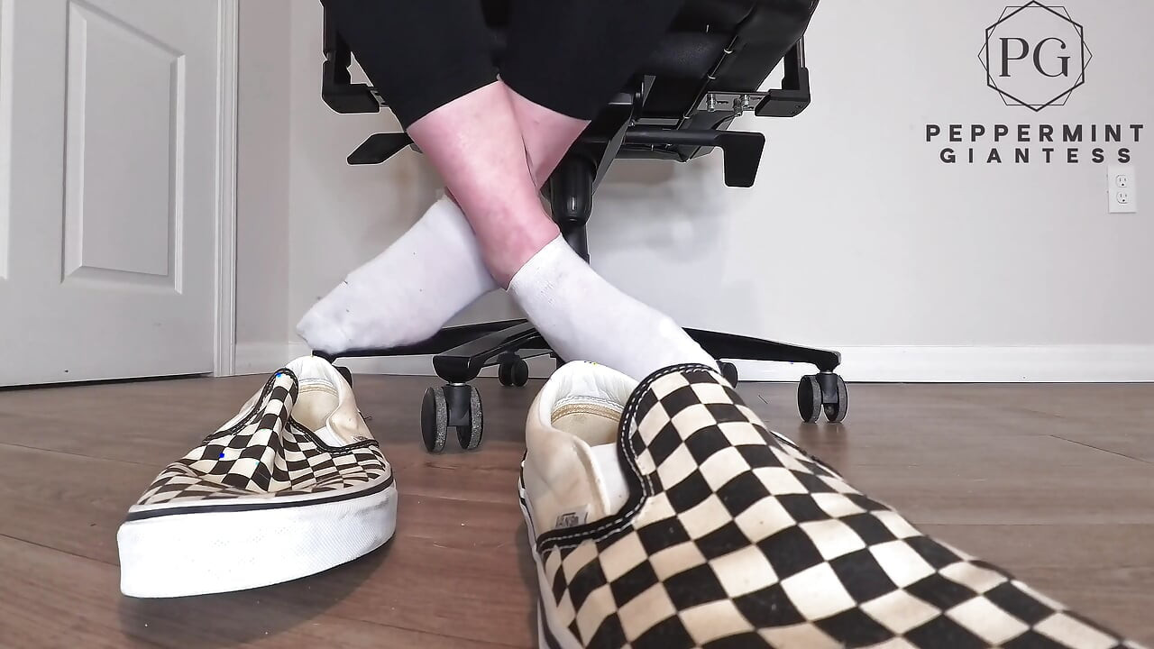 Sneaky Office Foot Tease i skakternede varevogne - Tå-only Strip & Intens Barefoot Play POV