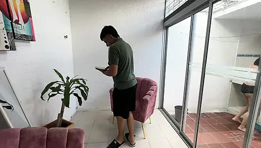 Ich sehe meine stiefschwester geil nackt im Hof zu, ich werde sehr geil und ficke sie am ende hart und reich