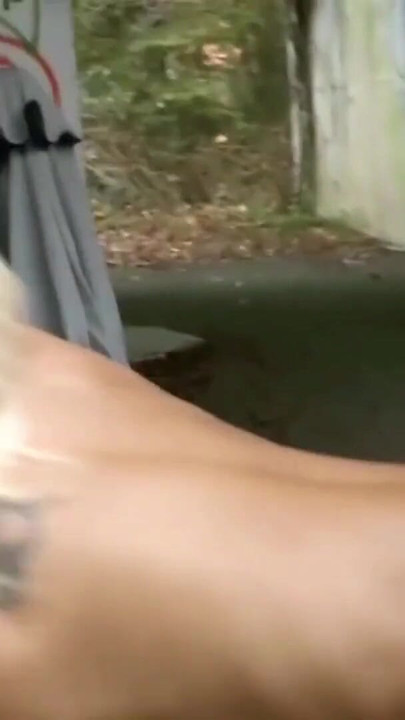 Döbbenetes pillanat a "Német tini Anni szabadtéri négyesből 3 idegen majom sráccal"