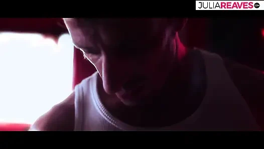 Pantat bahenol cewek hot ini dipijat dengan nikmat