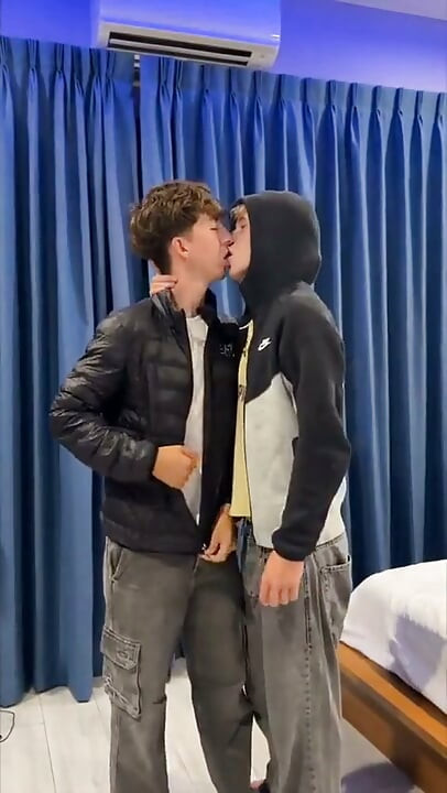 Blond Twink får sin röv ätit och sugs av