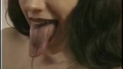 Lesboss küssen, extrem lange Zunge