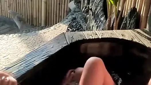 Трахаю молодую пару на веранде на улице