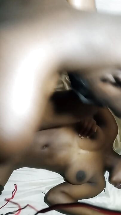 Chica tetona negra le dio a su novio un sexo misionero mientras su hermanastro mira