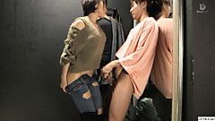 जापानी कपड़ों की दुकान बदलते कमरे में कर्मचारी के साथ सेक्स