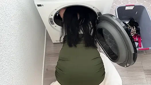 Застряла мачеха говорит, что только член может расслабить ее