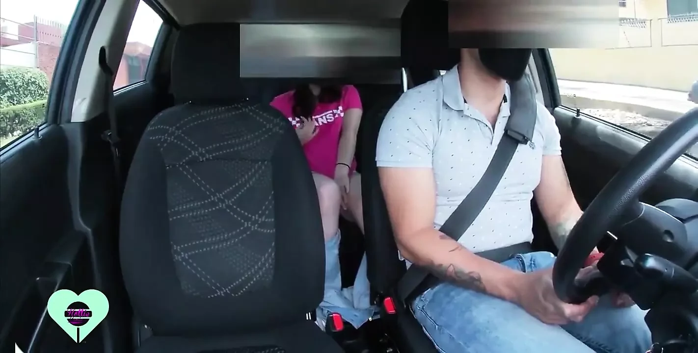 Hermosa jovencita se masturba dentro de mi uber y no se da cuenta de que la estoy grabando