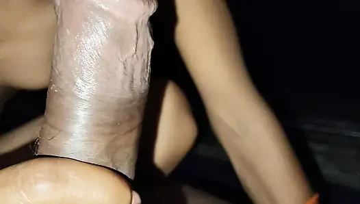 Ibu tiriku nyepong kontol besarku di mulut