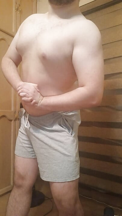Beefy stud goes commando and shows off