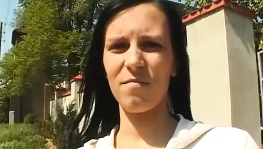 Cewek cantik rambut cokelat masturbasi sebelum nyepong kontol aksi pov