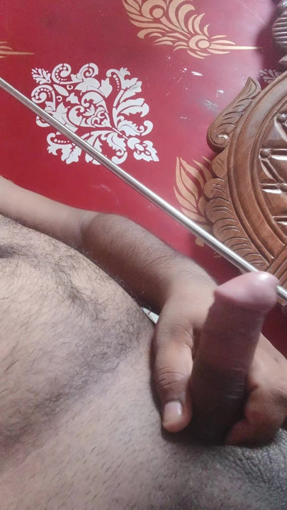 Lelaki matang menggesel zakarnya dengan lembut