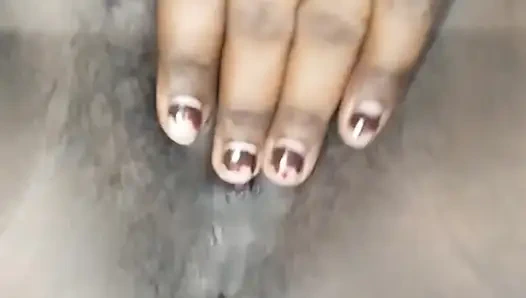 Новобрачная неудовлетворенная бхабхи трахает пальцами мокрую киску, мастурбирует до оргазма