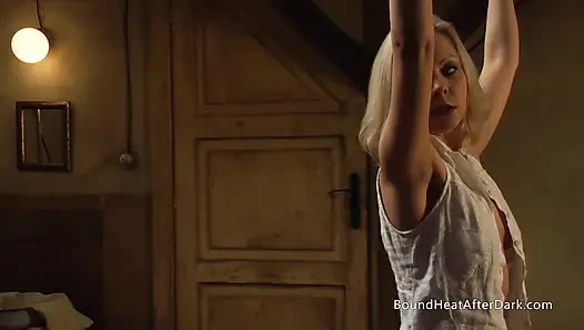 Раздетая и наклонившаяся рабыня-лесбиянка стонет от массивного страпона