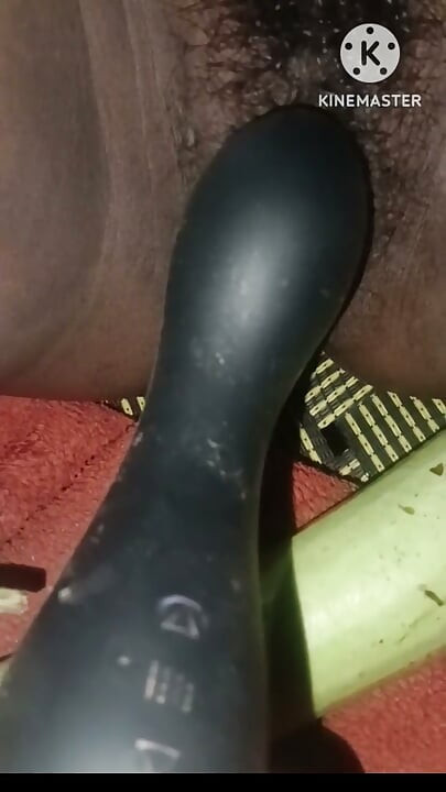 Bhabhi ki chut ka kheera dalke pani nikala