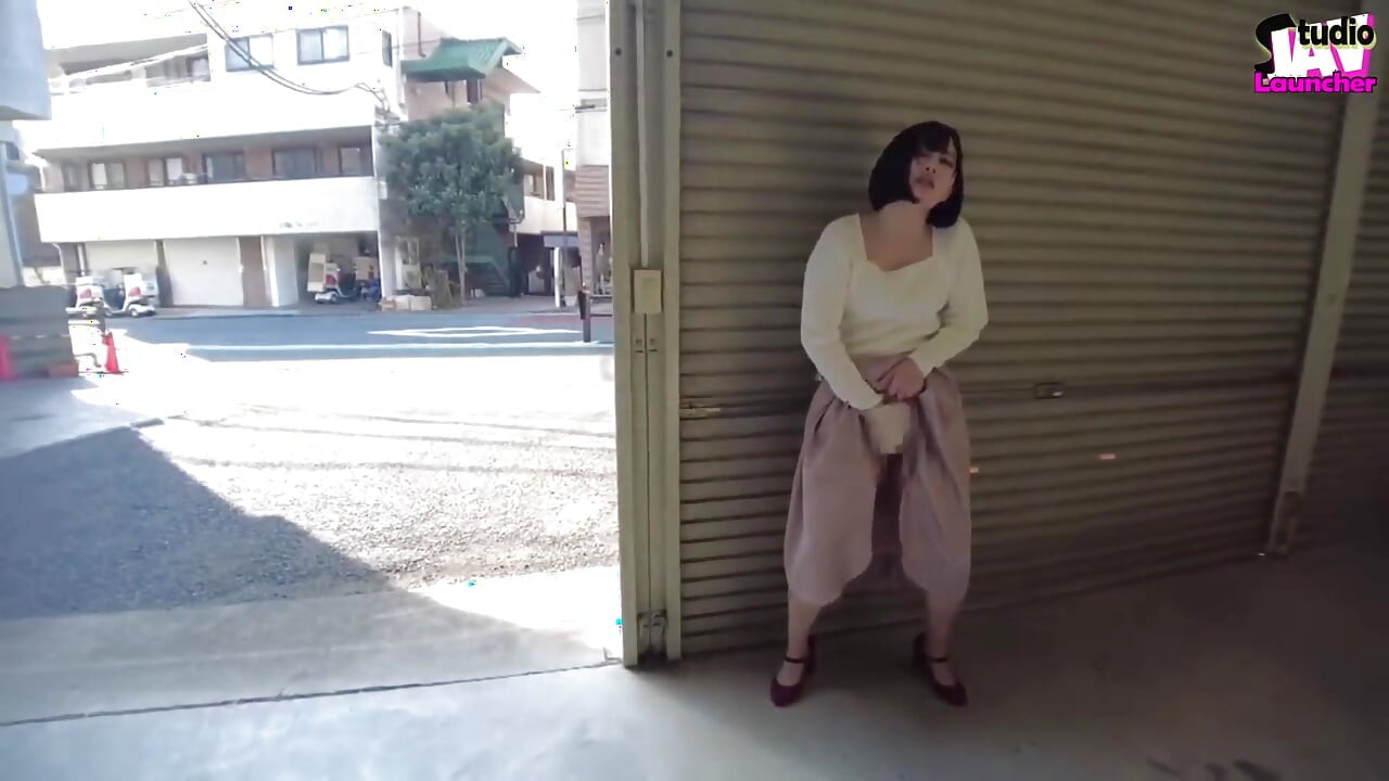 Public Ripple - a Sensitive Cutie Shows Her No-hands Trick on a City Acme Walk Chapter-2