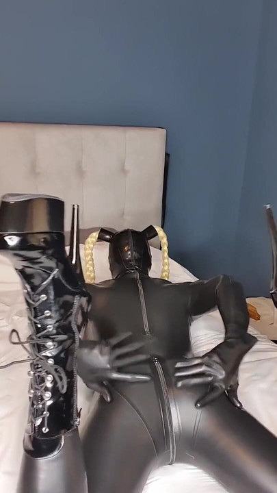 Sensual Jessica Dolly คุณต้องการใช้มือเหนือชุดลาเท็กซ์ของฉันมากแค่ไหน?