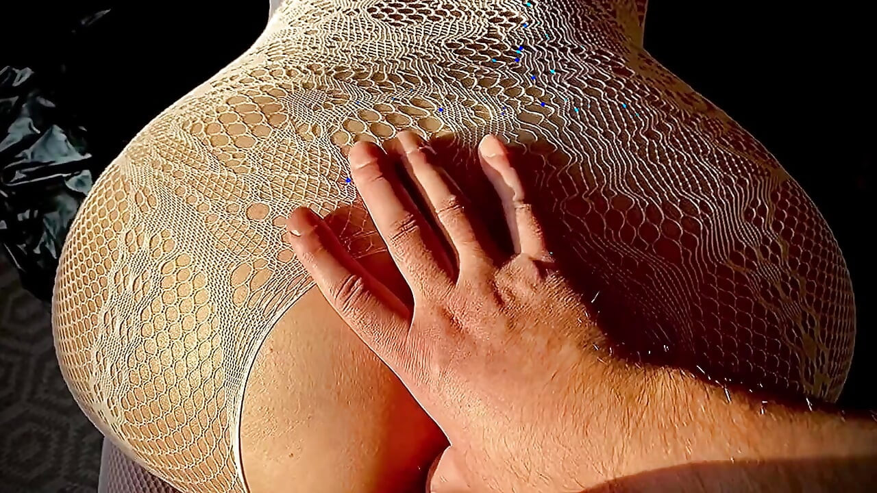 Coño peludo, tira pedos, respira y hace ruidos cuando se la folla su polla grande.