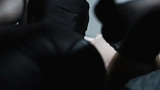Cowok ini lagi asik orgasme intens sambil berlutut dan jilat memekku