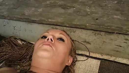 Sevimli MILF baskın ediliyor ve büyük poposuna kabak konur