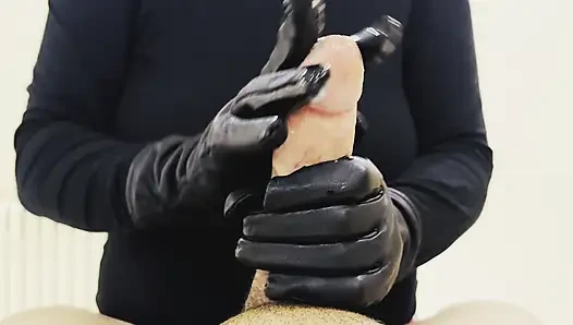 солома в перчатках