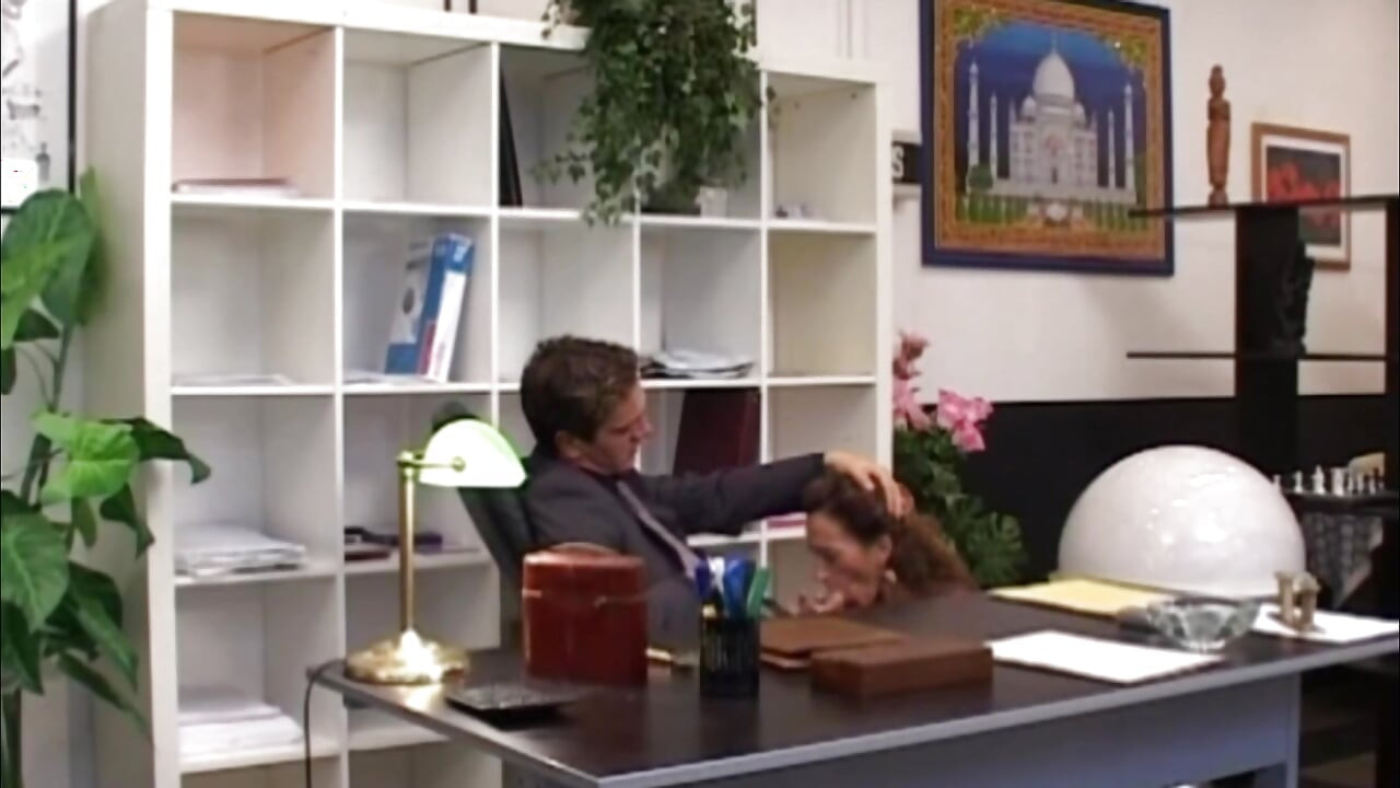 The Secretary Is Late to Make Amends and Gets Fucked by the Boss.