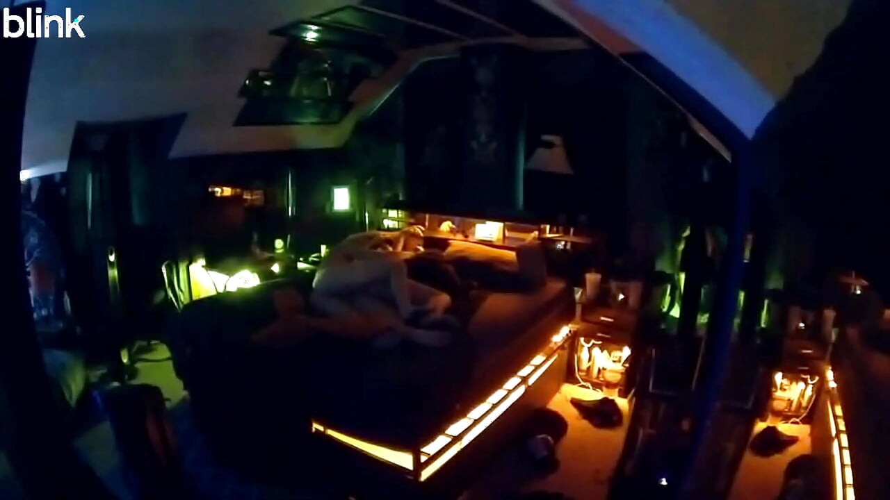 Bobby beni iyi ve sert sikiyor