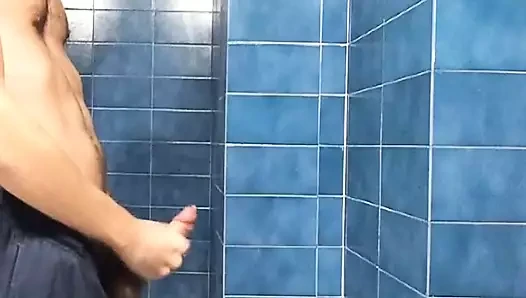 Banyo duvarına karşı büyük boşalma patlaması. bir sürü sperm