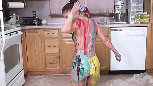Gadis hot dengan toket dan memek aduhainya dientot habis-habisan di dapur