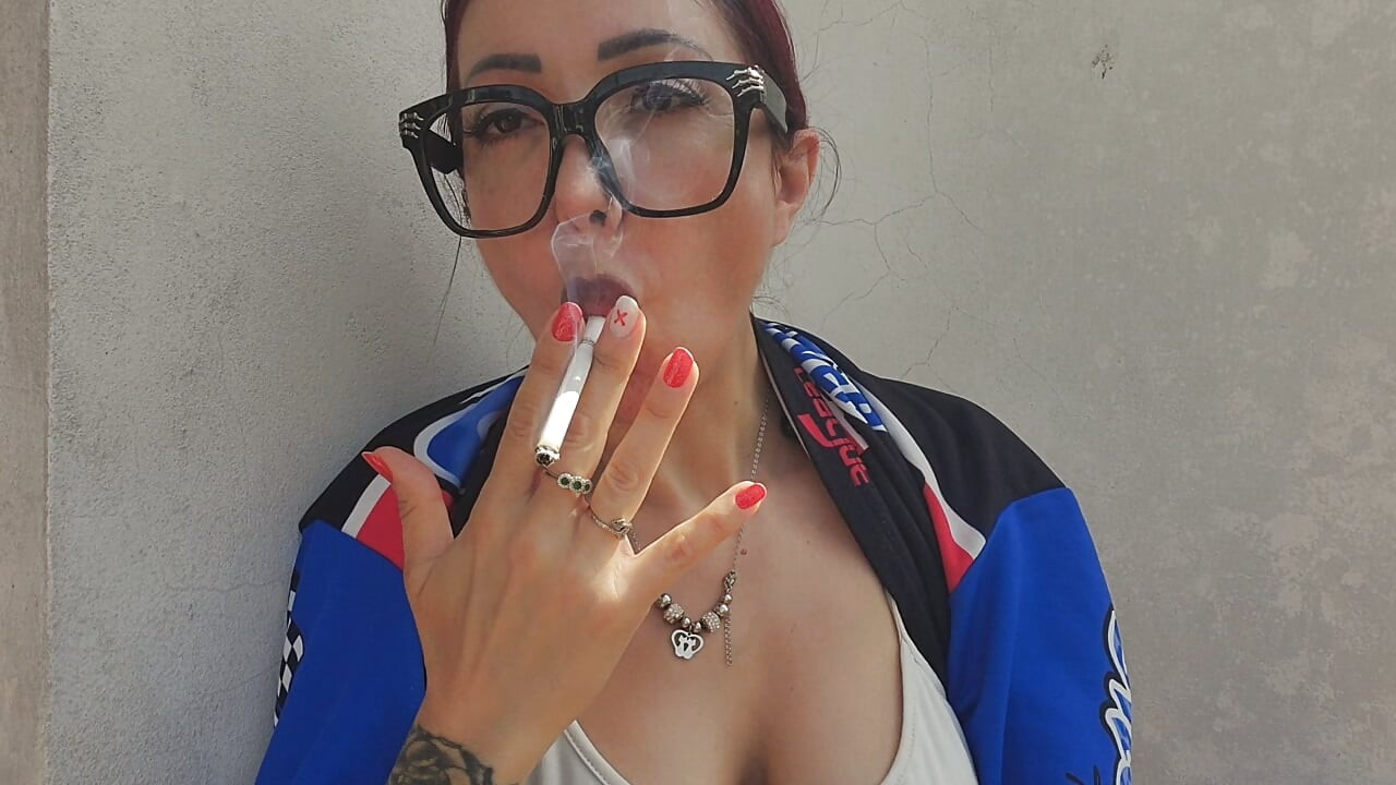 a new relaxing break with smoking and the beautiful Lavinia
