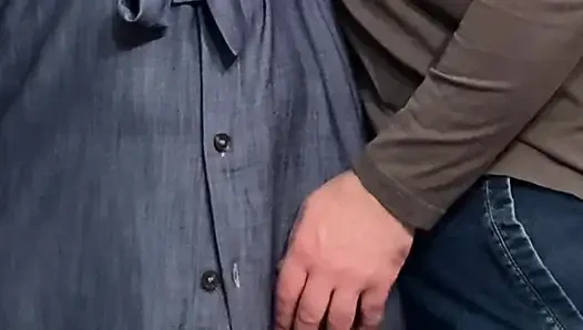 Извращеный сводный брат трет мою киску в метро