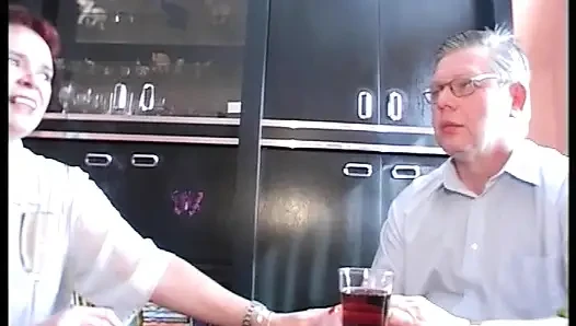 Şişman Alman kızıl saçlı kaltak iki azgın adamla alay ediyor