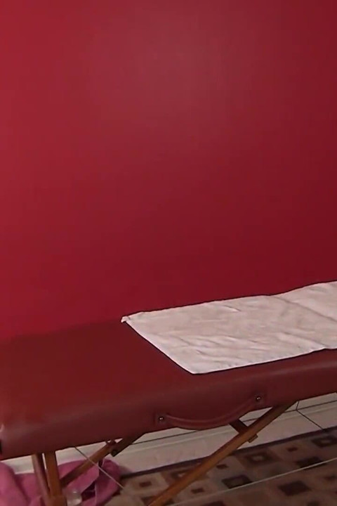 Cara forte abre a bunda curvilínea perfeita de Anikka Albrites e fode sua buceta