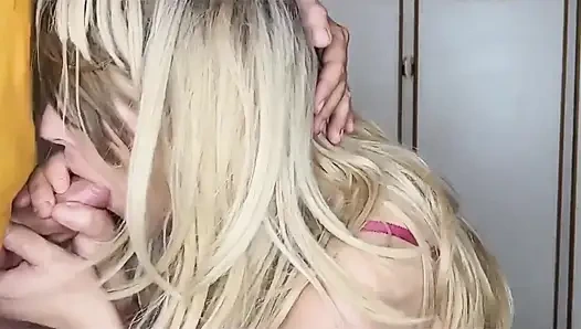 Yeni bir video için hayranların yarağını emiyor