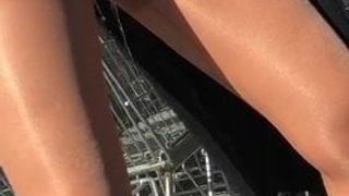 Mijando de meia-calça na frente do supermercado