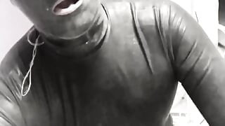 자지를 따먹고 손에 사정하는 Latex 남자