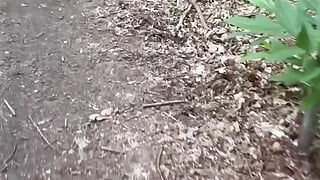 Đi bộ bằng chân trần và khỏa thân từ xe hơi để được đụ trong rừng