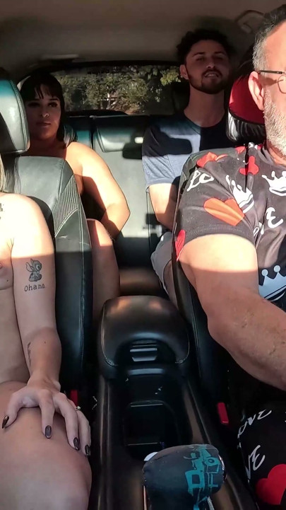 Un cuplu face autostopul cu o fată de 18 ani și totul se transformă într-un haos - Aline Chanel