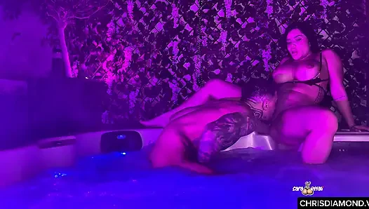 Chris diamond dientot habis-habisan di jacuzzi