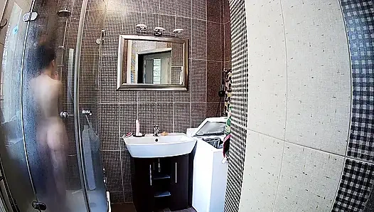 Ateşli minyon kız Stella duş alıyor