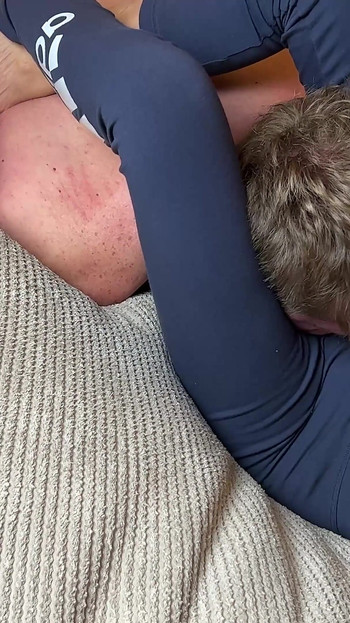 Cruel Headscissors in Blue Leggings on the Couch