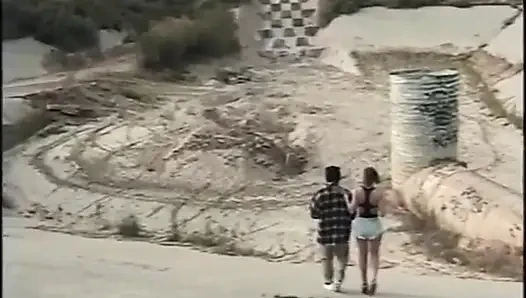 Büyük siyah yarak seksi minyon sikişiyor yalıyor... ağzına boşalma