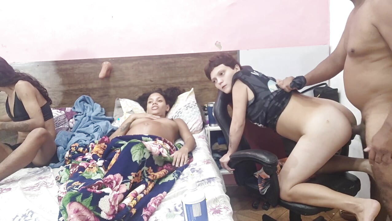 Embarazada de 9 meses, no puede coger, llama a sus amigas para que le den el culo al marido